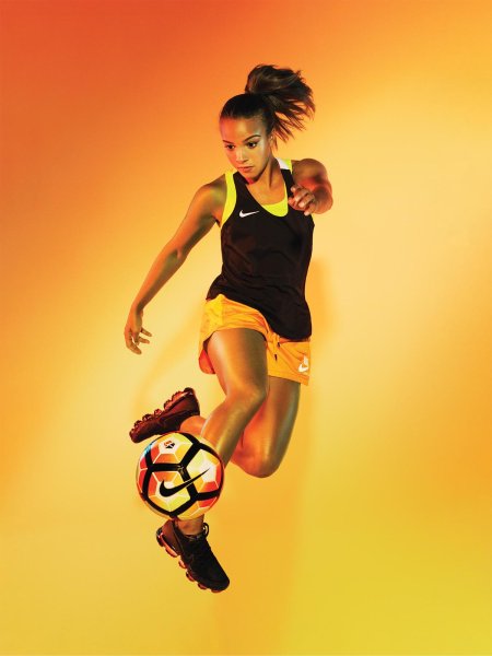 Футбол девушка