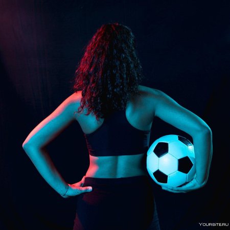 Девушка с футбольным мячом