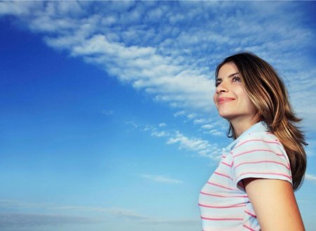 Девушка на фоне неба