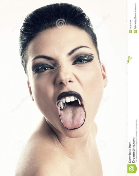Женщина с открытым ртом