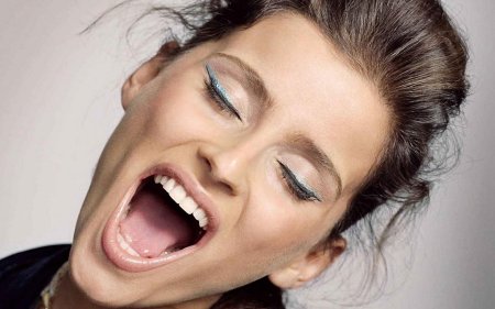Открытый рот женщины