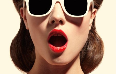 Удивленная девушка