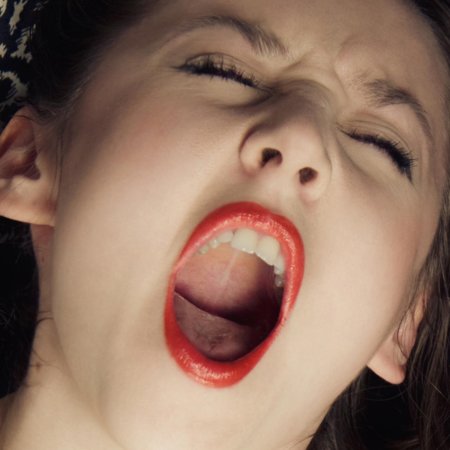 Женщина стонет