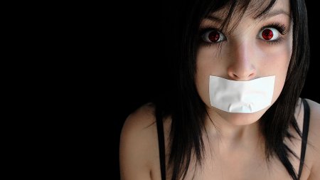 Девушка с заклеенным ртом