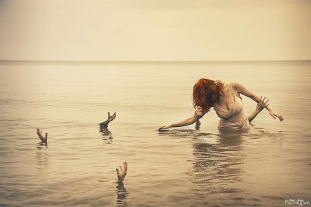 Тонет человек