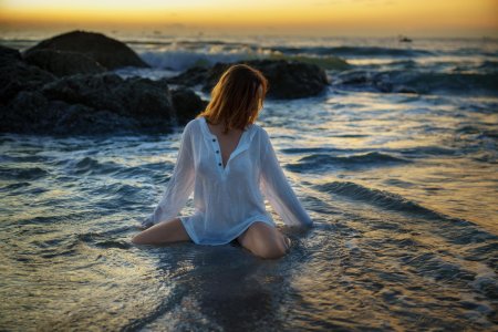 Девушка у моря