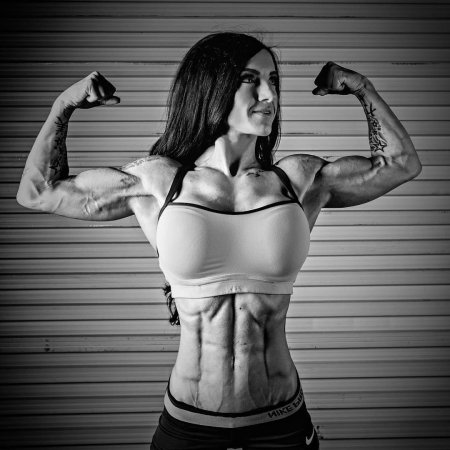 Накаченная девушка