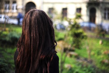 Девушка со спины с длинными волосами