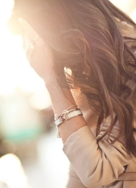 Шатенка со спины