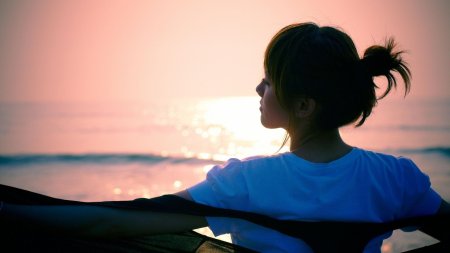 Девушка с короткими волосами на море