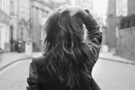 Девушка с темными волосами со спины