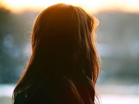 Шатенка со спины