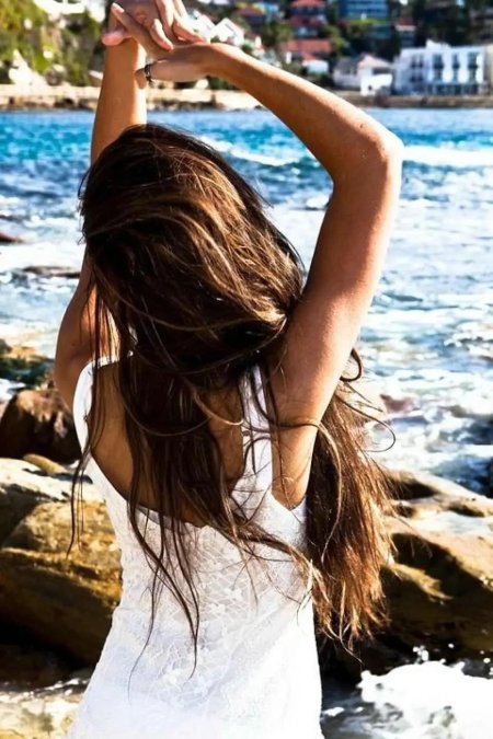 Шатенка со спины