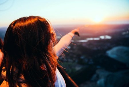 Девушка со спины с длинными волосами