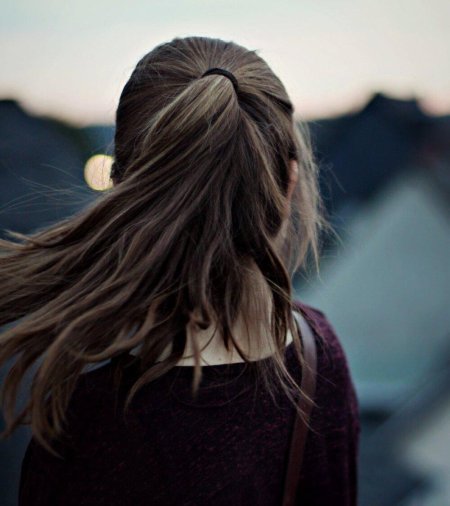 Девушка со спины с длинными волосами