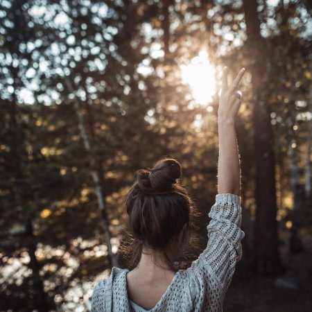 Девушка в лесу со спины