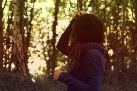 Девушка в лесу со спины