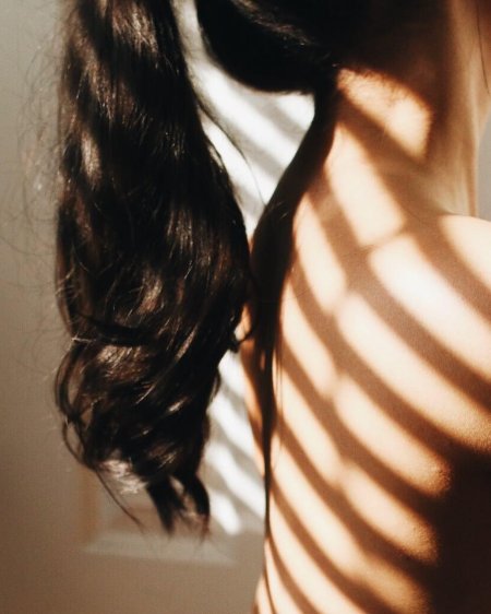 Девушка с коричневыми волосами