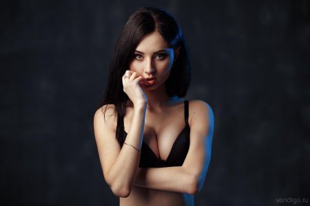 Девушка брюнетка