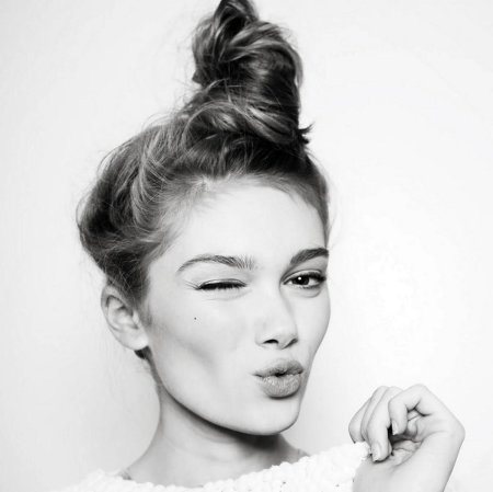 Девушки с пучками на голове