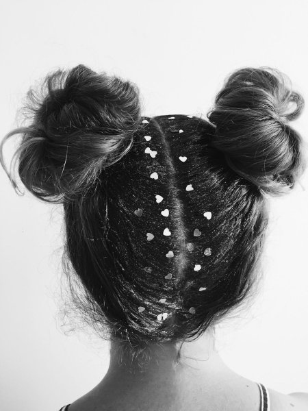 Прическа с двумя пучками для девочек