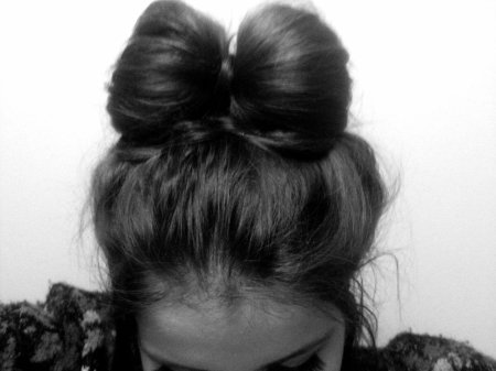 Девушка с пучком на голове