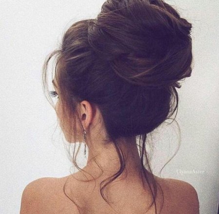 Девушка с пучком