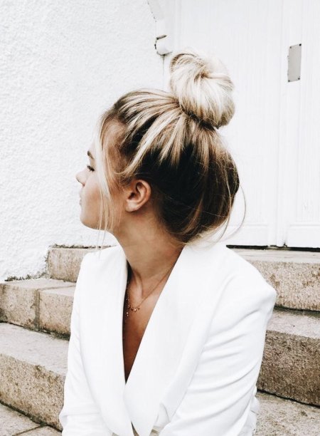 Прическа с пучком на затылке