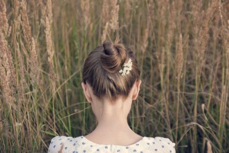 Девушка с пучком