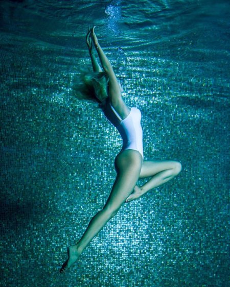 Девушка в купальнике под водой