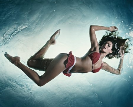 Девушка в воде