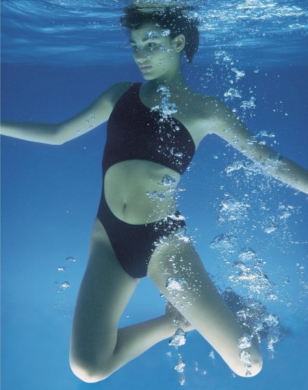 Симон маккинон под водой