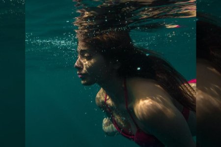 Девушка под водой