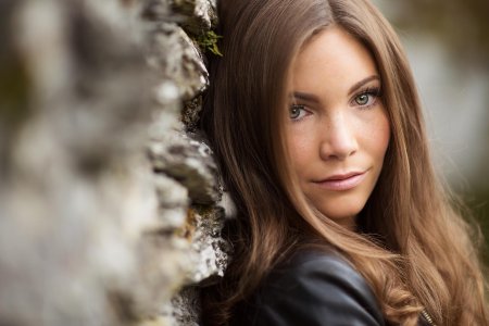 Девушка шатенка