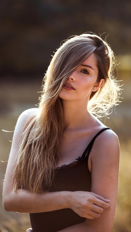 Девушка с естественной красотой