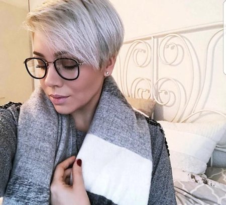 Девушки с короткими стрижками в очках