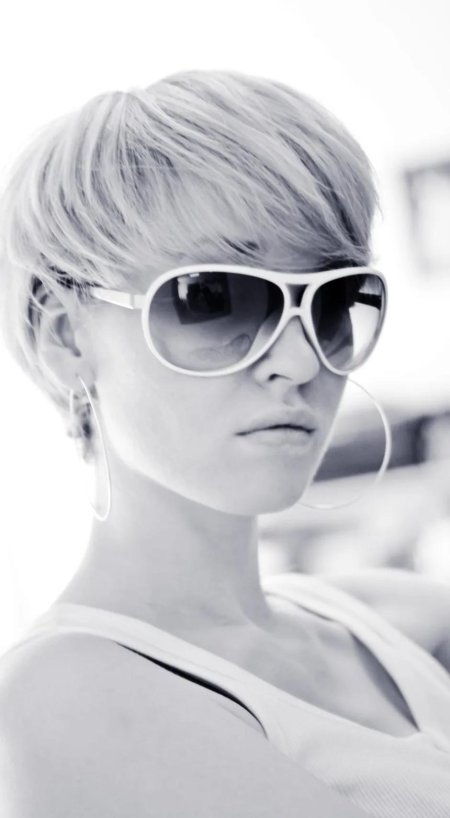 Девушка с короткой стрижкой