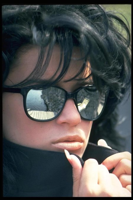 Девушка брюнетка в очках