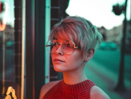 Неоновая девушка с короткими волосами