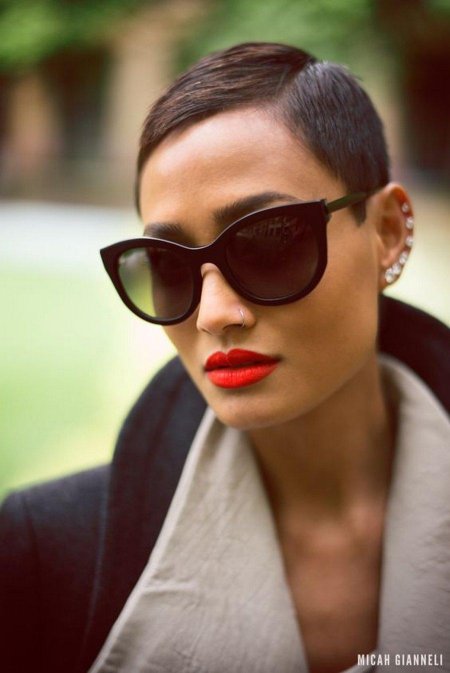 Девушка с короткой стрижкой в очках