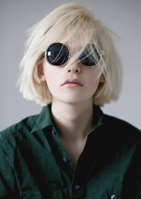 Девушка с короткими светлыми волосами