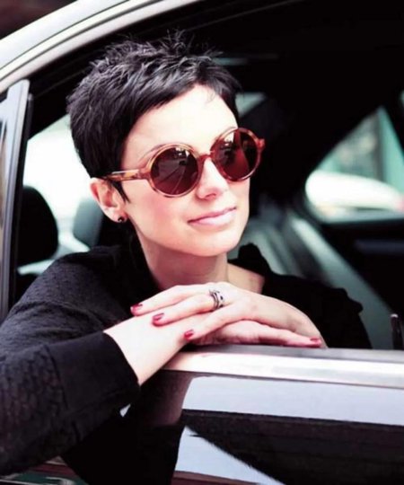 Брюнетка с короткой стрижкой