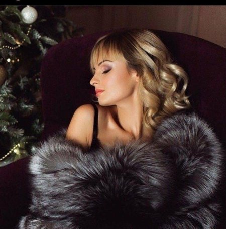 Девушка в мехах