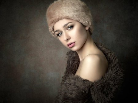 Девушка в мехах