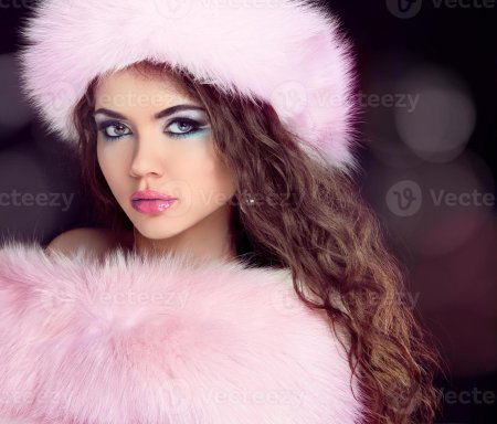 Красивая девушка в шубе