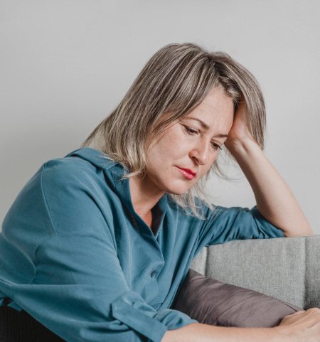 Женщина страдает