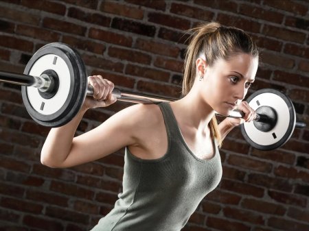 Девушка со штангой