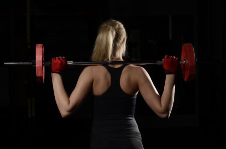Девушка со штангой