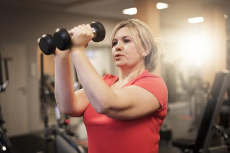 Полная женщина тренируется