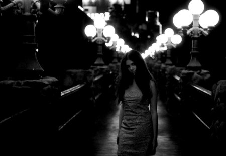 Девушка в ночном городе